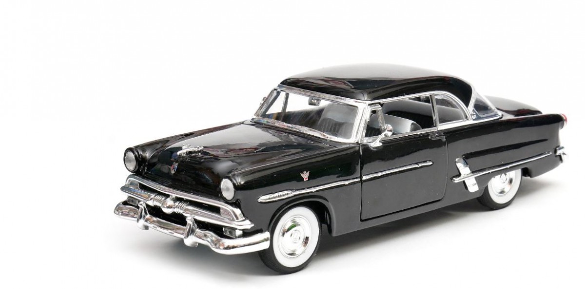 Model kolekcjonerski 1953 Ford Victoria czarny