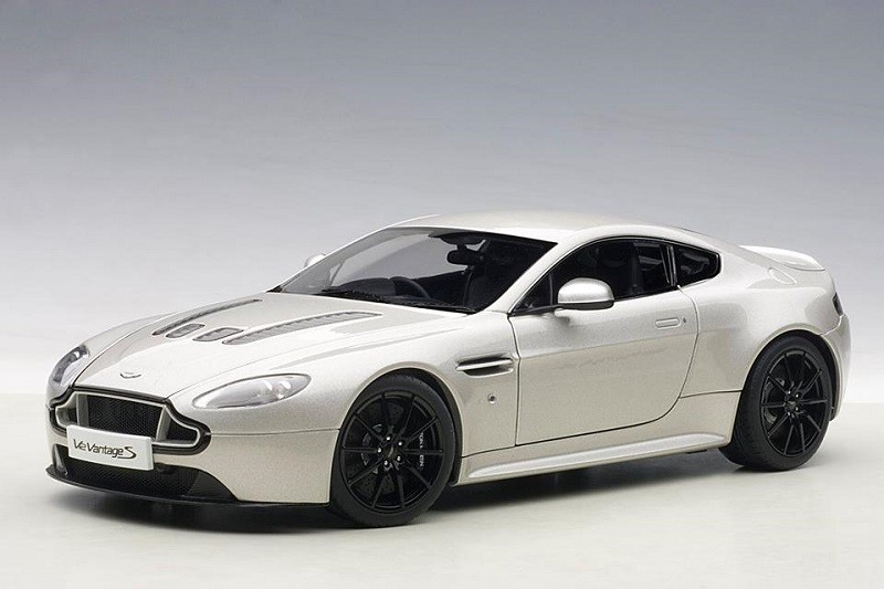 Aston Martin V12 Vantage S 2015 (meteorite silver)